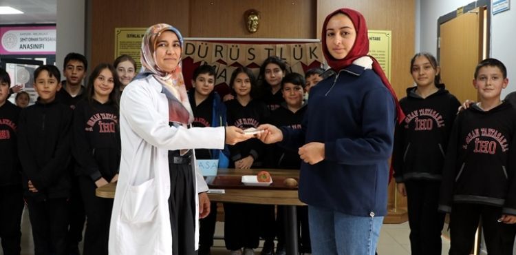 Evden getirdikleri meyveleri okulda satıp, SMA'lı Muhammed'e destek oldular