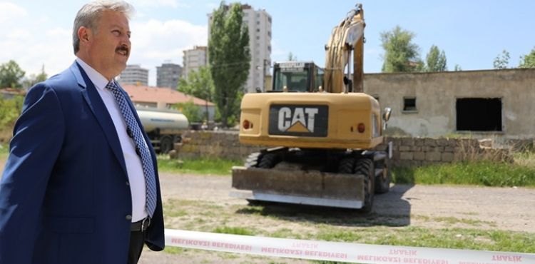 MELİKGAZİ'DE KENT ESTETİĞİNİ BOZAN VE GÜVENLİĞİ TEHDİT EDEN METRUK YAPILAR YIKILDI