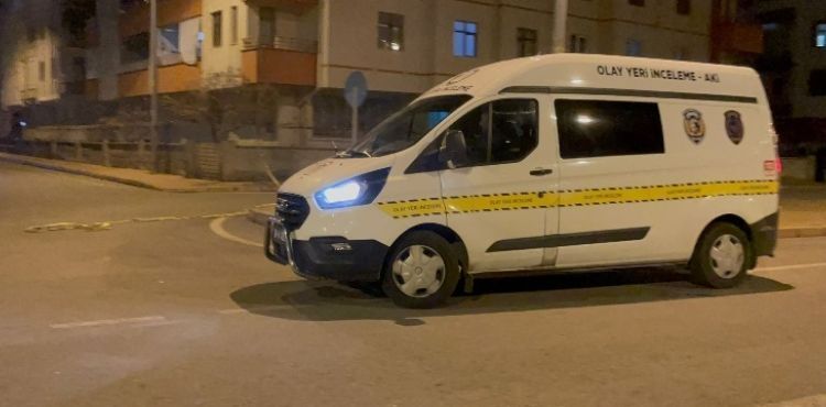 Parktaki kameriyede çay içen arkadaşlar arasında bıçaklı kavga; 1 yaralı