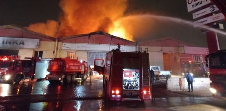 Kayseri Organize Sanayi Bölgesinde boru profil fabrikasında yangın