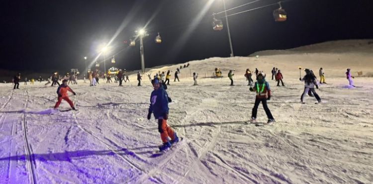 Erciyes'te yeni yıl öncesi 'gece kayağı'