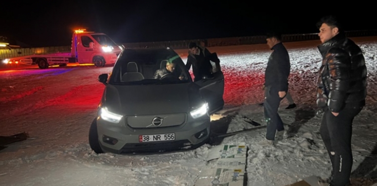 Drift için cipiyle çıktığı Erciyes'te piste saplandı