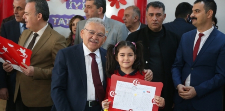 GENÇ DOSTU BAŞKAN BÜYÜKKILIÇ, KARNE HEYECANI YAŞAYACAK 320 BİN ÖĞRENCİYİ TEBRİK ETTİ