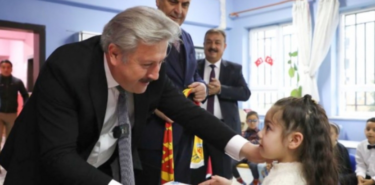 BAŞKAN PALANCIOĞLU MİNİKLERİN KARNE HEYECANINA ORTAK OLDU