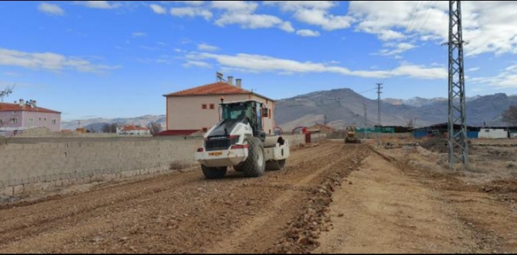 BÜYÜKŞEHİR, KIRSALDA ÇAMURLU VE BOZUK YOL BIRAKMIYOR