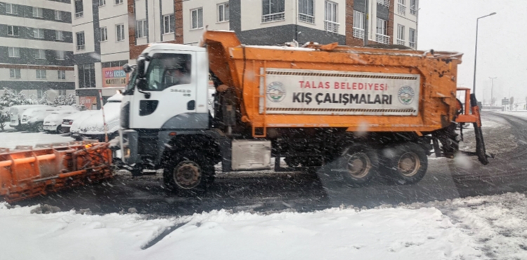 KAR YAĞDI TALAS'TA KIŞ ÇALIŞMALARI EKİPLERİ YOLLARA DÜŞTÜ
