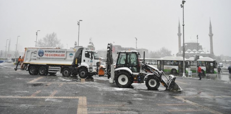 BÜYÜKŞEHİR’DEN PARK VE KALDIRIMLARDA