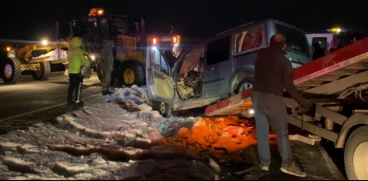 Kayseri'de iş makinesi ile hafif ticari araç çarpıştı: 2 ağır yaralı