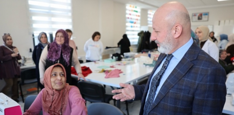 BAŞKAN ÇOLAKBAYRAKDAR, “AKADEMİ İLE 7'DEN 70'E HERKESİN, ÖZELLİKLE AİLELERİN MUTLULUĞUNU ARTIRIYORUZ”