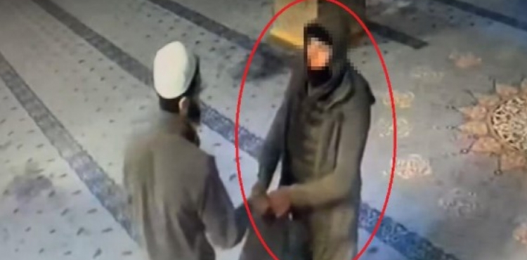 Kayseri'de tarihi camide hırsızlık girişimi kamerada