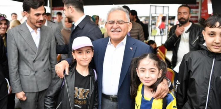 DOLUP TAŞAN ÇOCUK KİTAP FUARI VE ŞENLİĞİ’NE BÜYÜKKILIÇ’TAN 2. GÜN ZİYARETİ