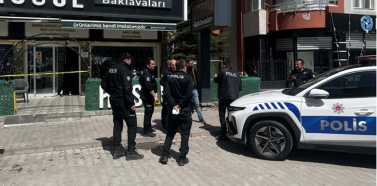 Husumetlisinin pastanede tabancayla vurduğu kişi, kurtarılamadı