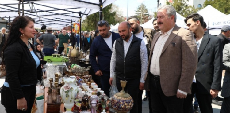 GEÇMİŞİN İZLERİNİ TAŞIYAN ANTİKA EŞYALAR BU PAZARDA