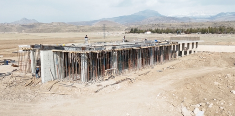 DEVELİ’NİN GİRİŞ KAPISI OLACAK YENİ OTOBÜS TERMİNALİ İNŞAATI HIZLA YÜKSELİYOR