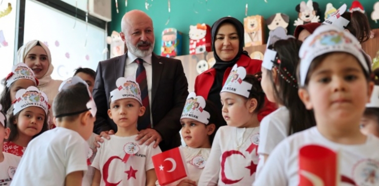 BAKAN OLAKBAYRAKDAR: 23 NSAN, TM DNYA OCUKLARINA BARI VE UMUT GETRSN
