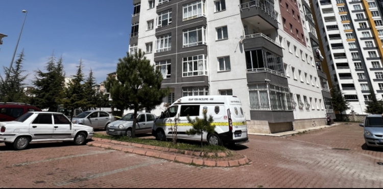 Cam silerken 4'üncü kattan düşen kadın, ağır yaralandı