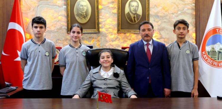 Vali Çiçek Koltuğunu 7.Sınıf Öğrencisi Zeynep Erdoğan’a Devretti