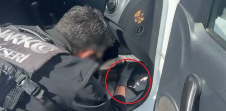  Otomobilde gizlenen 1 kilo 706 gram uyuturucu ele geirildi; 2 gzalt