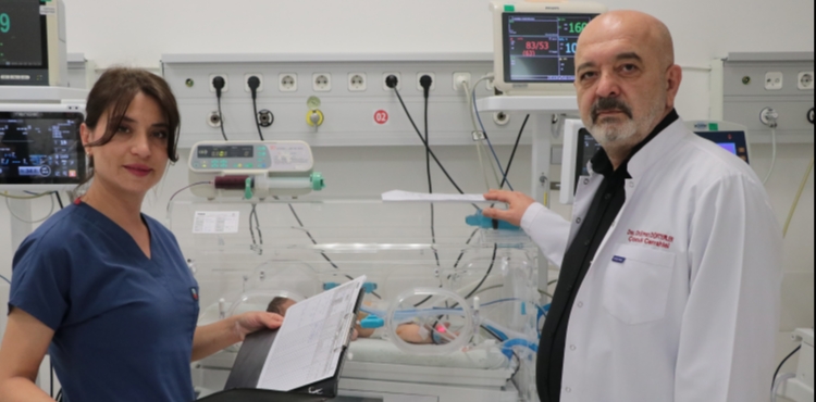 30 bin doumda bir grlen hastalkla doan bebek, ameliyat edildi