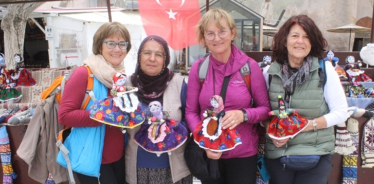 42 yıldır sattığı bez bebekler için 5 dil öğrendi