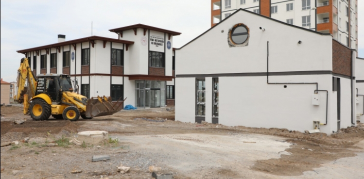 MELİKGAZİ YENİ SAĞLIK MERKEZLERİNE YAKIŞIR ÇEVRE DÜZENİ YAPIYOR