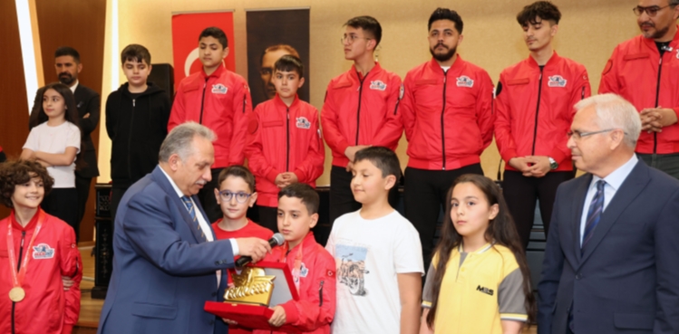TALAS BELEDİYE MECLİSİ'NDE TEKNOFEST ŞAMPİYONLARI RÜZGARI ESTİ