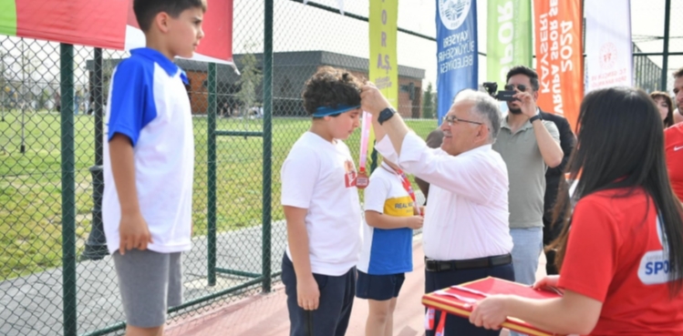 BÜYÜKŞEHİR’İN YILDIZLARI, KAYSERİLİLERİN ALKIŞLARIYLA ONURLANDIRILACAK