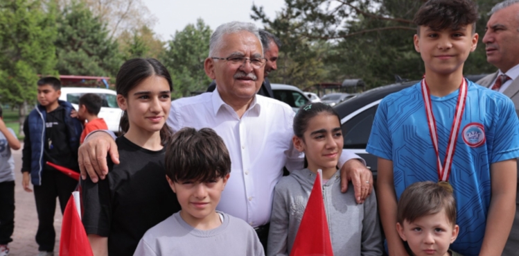 GENÇ SPORCULARI ÖDÜLLENDİREN BÜYÜKKILIÇ: “YENİ BİR HEDEF, AVRUPA SPOR BAŞKENTİ KAYSERİ”