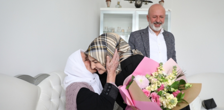 BAŞKAN ÇOLAKBAYRAKDAR’DAN 109 YAŞINDAKİ ŞEMSİ TEYZE’YE ANNELER GÜNÜ SÜRPRİZİ