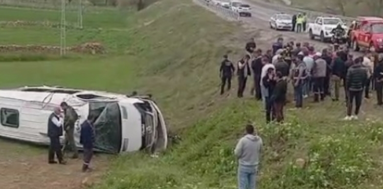 Kayseri'de öğrencileri taşıyan minibüs devrildi; 16 yaralı