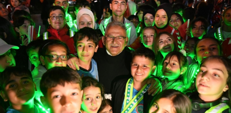BAŞKAN BÜYÜKKILIÇ, 19 MAYIS FENER ALAYI’NDA GENÇLERİN COŞKUSUNA ORTAK OLDU