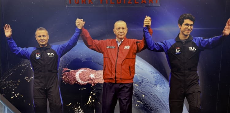 BÜYÜKŞEHİR’İN BİLİM MERKEZİ’NDEN GEÇMİŞ İLE GELECEĞE YÖNELİK İKİ ÖNEMLİ SERGİ BİRDEN