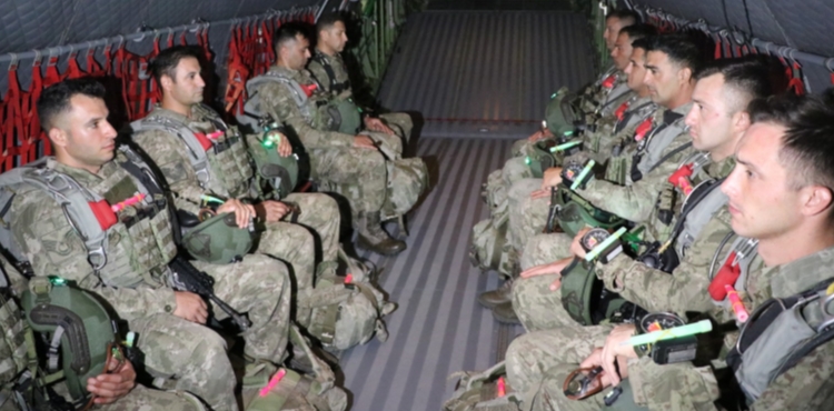 'Erciyes 2025 Tatbikatı'nda seçkin gözlemci günü; C-130'dan atladılar
