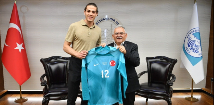 BAŞKAN BÜYÜKKILIÇ’A, MİLLİ FUTBOLCU DOĞAN ALEMDAR’DAN ZİYARET