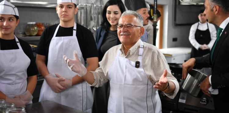 BAŞKAN BÜYÜKKILIÇ, “ATIKSIZ KATIK” PROJESİ KAPSAMINDA GENÇLERLE MUTFAKTA ÇORBA PİŞİRDİ