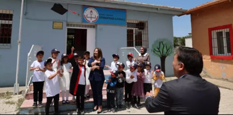 Vali, okulun tek mezununun kep atma törenine katıldı