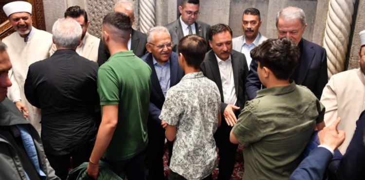 BÜYÜKKILIÇ, BAYRAM NAMAZININ ARDINDAN KAYSERİLİLERLE BAYRAMLAŞTI