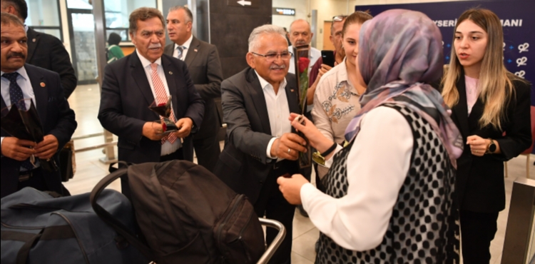 BAŞKAN BÜYÜKKILIÇ’TAN GURBETÇİLERE YÜREKTEN KARŞILAMA: “KAYSERİ SİZİNLE GÜZEL”