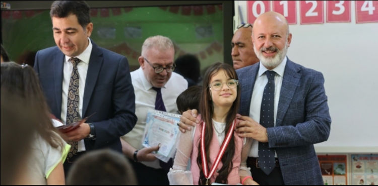 BAŞKAN ÇOLAKBAYRAKDAR, ÖĞRENCİLERİN KARNE SEVİNCİNE ORTAK OLDU