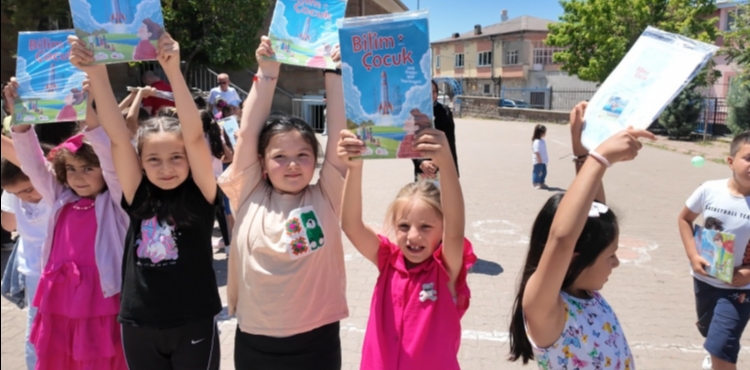 KAYSERİ BİLİM MERKEZİ, TALAS'TA İLKOKUL ÖĞRENCİLERİNE BİLİM RÜZGÂRI ESTİRDİ
