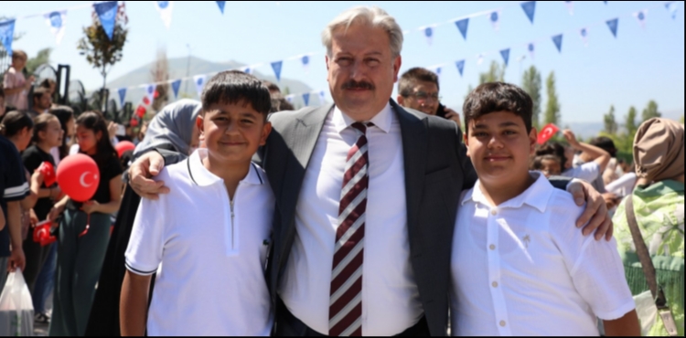 BAŞKAN PALANCIOĞLU, KARNE ALAN ÖĞRENCİLERİN HEYECANINA ORTAK OLDU