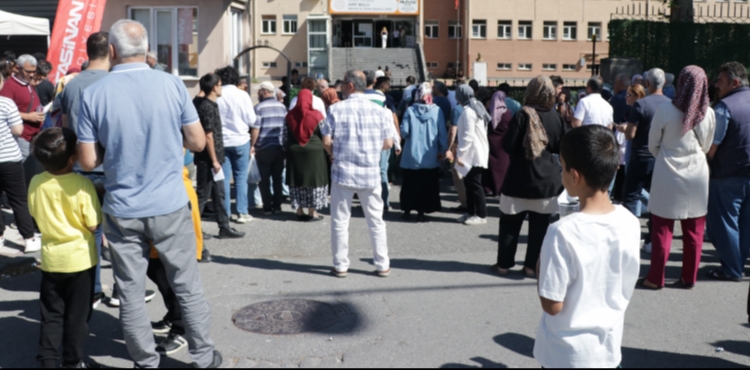 YKS'ye geç kalan genç, gözyaşlarını tutamadı