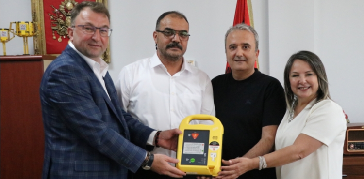 Kalp krizinden ölen profesörün lise arkadaşları, mezun oldukları okula elektroşok cihazı bağışladı