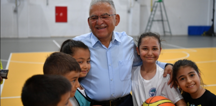 BAŞKAN BÜYÜKKILIÇ’TAN SPOR SALONU VE TENİS KORTUNDA SPORCULARLA BULUŞMA