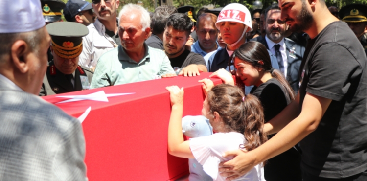 Elinde oyuncağı, şehit babasının tabutuna sarılıp gözyaşı döktü