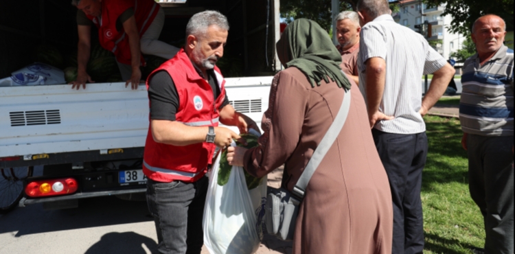 BAŞKAN BÜYÜKKILIÇ’TAN YAZ SICAKLARINDA GÖNÜLLERE DOKUNAN DESTEK