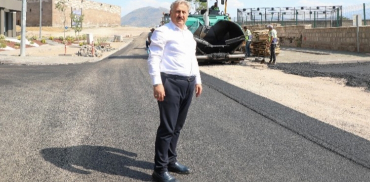 MELİKGAZİ ASFALT YATIRIMIYLA MAHALLELERE DEĞER KATMAYA DEVAM EDİYOR