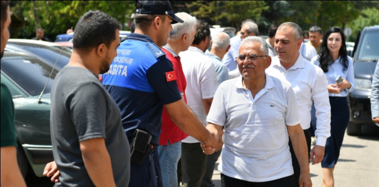 BAŞKAN BÜYÜKKILIÇ, EK HİZMET BİNASINDA BELEDİYE ÇALIŞANLARI İLE YEMEKTE BULUŞTU