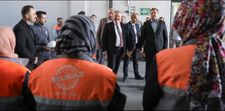 MELİKGAZİ BELEDİYESİ GERİ DÖNÜŞÜM TESİSİ’NDE GÜNLÜK YAKLAŞIK 25 TON ATIK EKONOMİYE KAZANDIRILIYOR