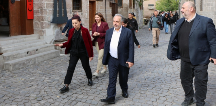 “SANATLA TOPLUMU BULUŞTURAN ÇOK BÜYÜK BİR HİZMET”
